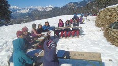 Tuyết rơi không ngừng, học sinh vẫn ngồi học giữa trời