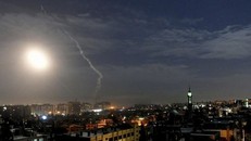 Truyền thông Syria nghi ngờ Israel là thủ phạm phóng tên lửa, tấn công thủ đô Damascus hôm 22/12. (Ảnh: Twitter)