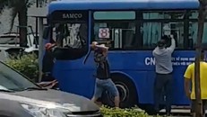 Nhóm đối tượng hung hãn đập phá xe buýt