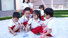 Nhiều cuốn sách giáo khoa tiếng Anh theo chương trình gióa dục phổ thông mới do người nước ngoài biên soạn. Ảnh minh họa: M.G.