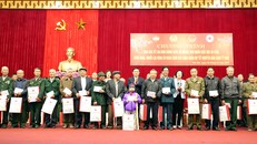 Phó Thủ tướng Vương Đình Huệ trao tặng quà cho hộ gia đình, nạn nhân chất độc da cam/dioxin và các em học sinh có hoàn cảnh khó khăn. Ảnh: VGP/Thành Chung