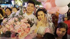 Duy Mạnh cầu hồn Quỳnh Anh trên phố đi bộ ngày 1/1.