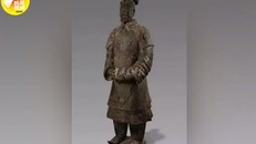 Một chiến binh đất nung mới được tìm thấy trong lăng mộ Tần Thủy Hoàng.