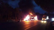 Xe khách bốc cháy dữ dội sau khi bị nổ lốp. Ảnh: KTĐT