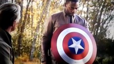 Chiếc khiên mà Falcon được tặng sau trận chiến Endgame kết thúc