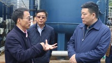 Thị trưởng Zhou Xianwang (phải) của thành phố Vũ Hán đang đứng trước nhiều chỉ trích. Ảnh: China Daily.