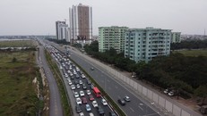 Cao tốc Pháp Vân - Cầu Giẽ ùn tắc chiều mùng 4 Tết. Ảnh: Hồng Quang.