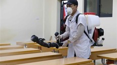 Phun thuốc khử trùng tại trường Tiểu học Hoàng Diệu, quận Ba Đình để phòng chống dịch bệnh viêm đường hô hấp cấp do chủng mới của virus corona. (Ảnh: Thanh Tùng/TTXVN)