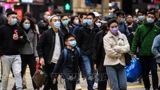Đeo khẩu trang phòng lây nhiễm virus corona tại Hong Kong, Trung Quốc, ngày 27/1. Ảnh: AFP/TTXVN