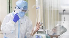 Nhân viên y tế điều trị cho bệnh nhân nhiễm virus corona chủng mới tại bệnh viện ở Trùng Khánh, Trung Quốc, ngày 2/2/2020. Ảnh: THX/ TTXVN