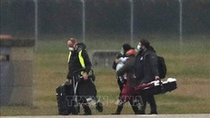 Công dân Anh được sơ tán khỏi tâm dịch viêm đường hô hấp cấp do virus Corona ở Vũ Hán, Trung Quốc về tới London ngày 31/1/2020. Ảnh: AFP/TTXVN