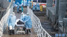 Những bệnh nhân đầu tiên đã được đưa tới bệnh viện Hỏa Thần Sơn tại Vũ Hán. Ảnh: Xinhua.