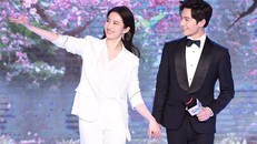 Cặp đôi thời gian qua sánh đôi bên nhau ở khắp các sự kiện.