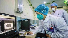 Các bác sĩ làm việc tại một bệnh viện ở Vũ Hán, Trung Quốc. Ảnh: AFP