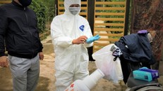 Lực lượng chức năng khử trùng tại khu vực quanh nhà chị H. lưu trú tại xã Lưu Vĩnh Sơn, huyện Thạch Hà, Hà Tĩnh. Ảnh: Tiến Đạt.