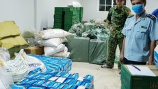 Số khẩu trang được lực lượng chức năng bắt giữ. Ảnh: Anh Minh.