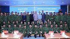 Cán bộ Bệnh viện Dã chiến cấp 2 số 3 chụp ảnh cùng đại biểu quốc tế tại buổi lễ. (Ảnh: Xuân Khu/TTXVN)