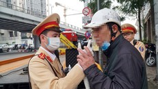 CSGT Hà Nội kiểm tra, xử lý vi phạm. Ảnh: Nguyễn Hoàn