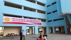 Chiều 24/3, cơ quan chức năng đã đến khu ký túc xá của HUFLIT chuẩn bị trang thiết bị đón người cách ly. Ảnh: Anh Tuấn.