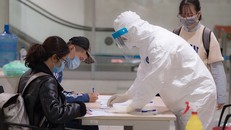 Hành khách được hướng dẫn khai báo y tế tại sân bay quốc tế Nội Bài (ảnh chụp chiều 18-3) - Ảnh: NAM TRẦN