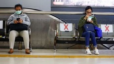 Người dân Indonesia được yêu cầu giữ khoảng cách xã hội. Ảnh: REUTERS
