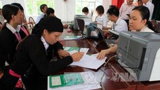 Hộ nghèo và đối tượng chính sách làm thủ tục vay vốn tại điểm giao dịch của Ngân hàng Chính sách xã hội tỉnh Lào Cai tại xã Trì Quang, huyện Bảo Thắng. Ảnh minh họa: Trần Việt/TTXVN.