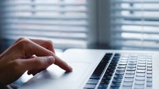 Kẻ lạ mặt vào học trực tuyến theo đường link do học sinh cung cấp rồi cố tình phá hoại bằng ngôn ngữ, cử chỉ thô thiển. Ảnh minh họa: Shutterstock.