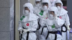 Nhân viên y tế đang làm nhiệm vụ tại Trung tâm Y tế Dongsan ở Daegu, Hàn Quốc. (Ảnh: AP).