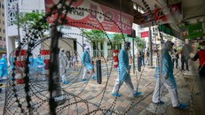 Binh sỹ Malaysia đặt rào chắn để thực hiện Mệnh lệnh Kiểm soát Di chuyển (MCO) tại Kuala Lumpur, Malaysia. (Ảnh: THX/TTXVN)