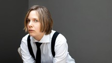 Tác giả Marieke Lucas Rijneveld - nhà văn 28 tuổi và là người trẻ nhất trong danh sách đề cử cho giải Man Booker quốc tế 2020. Ảnh: The Guardian.