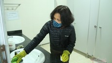 Giáo viên dọn vệ sinh trường lớp. Ảnh: Thanh Hùng