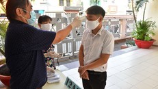 Trường THPT Lương Thế Vinh chuẩn bị dụng cụ đo thân nhiệt khi học sinh lớp 12 đi học trở lại. Ảnh: TẤN THẠNH