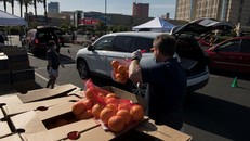 Những người thất nghiệp tới nhận thực phẩm cứu trợ bên ngoài sòng bài Palace Station ở Las Vegas, Nevada, Mỹ ngày 7/5/2020. (Ảnh: AFP/TTXVN)