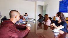 Năm thanh niên chia sẻ thông tin sai sự thật làm việc với Thanh tra Sở Thông tin và Truyền thông sáng 8/5. (Nguồn: baolamdong.vn)