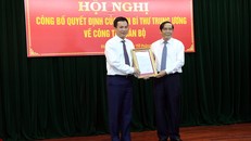 Phó Trưởng ban Thường trực Ban Tổ chức Trung ương Nguyễn Thanh Bình trao quyết định cho đồng chí Triệu Thế Hùng.