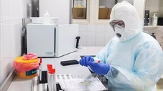 Nghiên cứu viên tìm hiểu mẫu bệnh phẩm của bệnh nhân COVID-19 tại phòng thí nghiệm ở Moskva, Nga ngày 7/5/2020. Ảnh: RIA Novosti/TTXVN