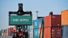 Bốc dỡ hàng hóa tại cảng ở Erenhot, Khu tự trị Nội Mông, Trung Quốc ngày 11/4/2020. Ảnh: THX/TTXVN