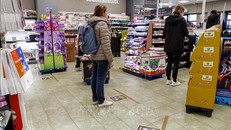 Người dân thực hiện giãn cách xã hội nhằm chống dịch COVID-19 tại một siêu thị ở Berlin, Đức ngày 23/3/2020. Ảnh: THX/TTXVN