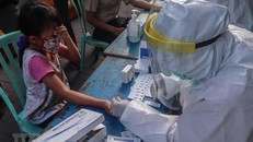 Nhân viên y tế lấymẫu máu xét nghiệm nhanh COVID-19 cho trẻ em tại Surabaya, Đông Java, Indonesia ngày 13/5/2020. (Ảnh: THX/TTXVN)