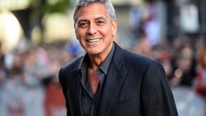 George Clooney cùng đồng nghiệp tích cực gây quỹ giúp nhân viên hậu trường, hậu đài