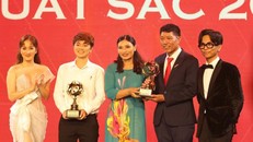 Bố mẹ Đoàn Văn Hậu lên nhận danh hiệu cho anh.