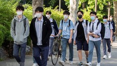 Học sinh tới trường tại Seoul, Hàn Quốc ngày 27/5. (Ảnh: THX/TTXVN)