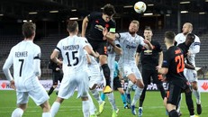 Đội bóng LASK Linz (áo trắng) bị phạt nặng do các cầu thủ vi phạm quy định giãn cách xã hội khi tập luyện. (Ảnh: Getty)