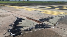 Tình trạng xuống cấp ở các đường lăn sân bay Nội Bài.