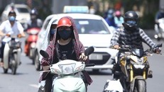 Người dân cần trang bị các vật dụng chống nắng khi ra đường. (Ảnh: Minh Quyết/TTXVN)