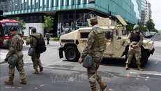 Lực lượng vệ binh quốc gia Mỹ được triển khai ngăn người biểu tình quá khích tuần hành phản đối hành vi bạo lực của cảnh sát dẫn đến cái chết của công dân da màu George Floyd, ở Washington, DC, ngày 2/6/2020. Ảnh: AFP/TTXVN