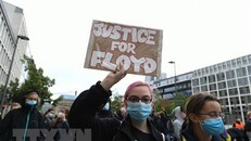 Người dân tham gia biểu tình phản đối phân biệt chủng tộc tại Đức. (Ảnh: THX/TTXVN)