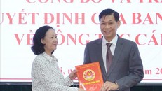 Đồng chí Trương Thị Mai trao quyết định và chúc mừng đồng chí Đỗ Văn Phới. Ảnh TTXVN