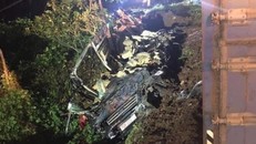 Xe khách bị bẹp dúm, biến dạng sau tai nạn. Ảnh: OFFB.