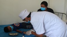 Bác sĩ lấy mẫu xét nghiệm bạch hầu tại Trung tâm Y tế huyện Krông Nô. Ảnh: Ngọc Oanh.